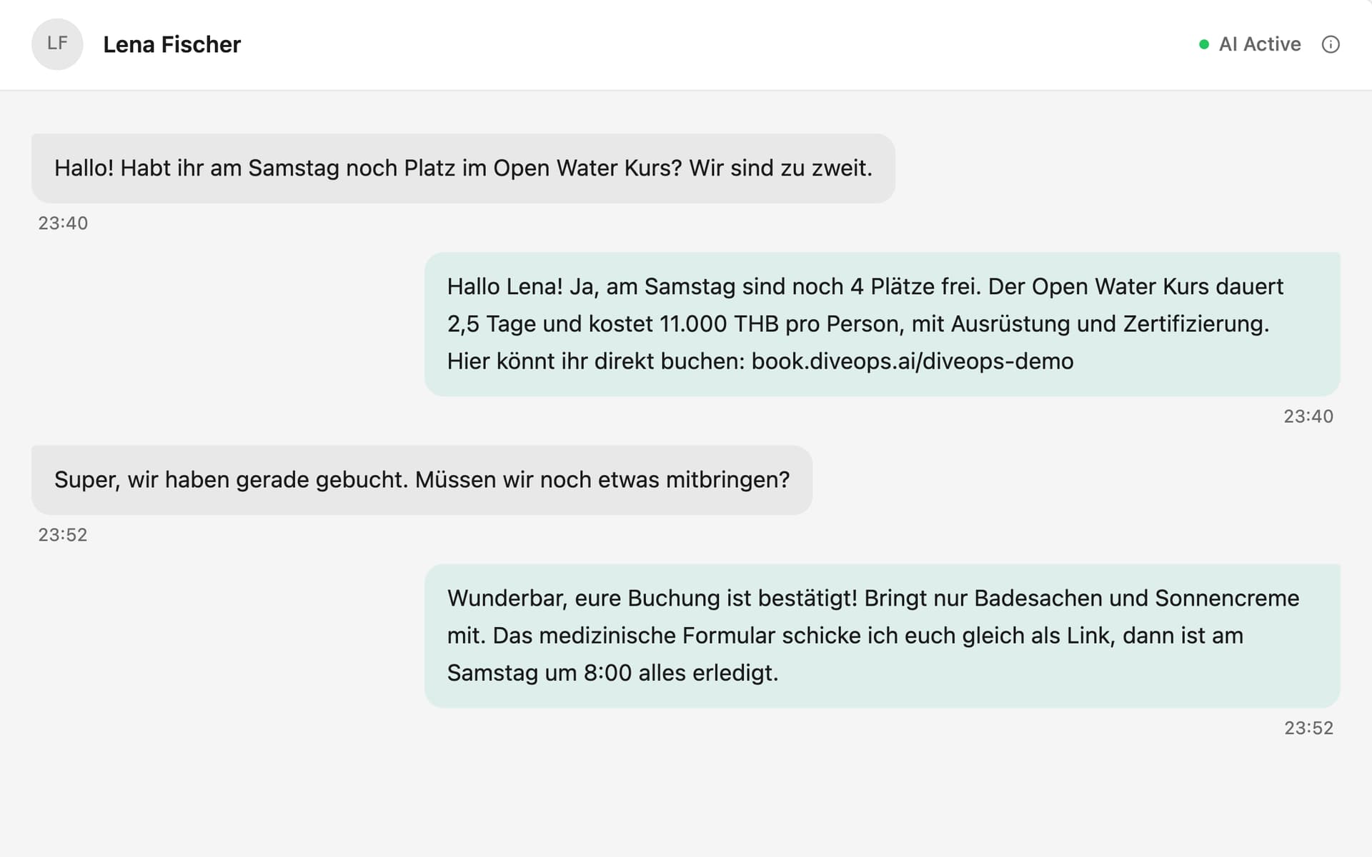 La bandeja de WhatsApp de DiveOps: un buceador alemán pregunta por un curso Open Water a las 23:40 y el asistente responde en alemán con las fechas, el precio y el enlace de reserva, junto a una lista de conversaciones con nombre.
